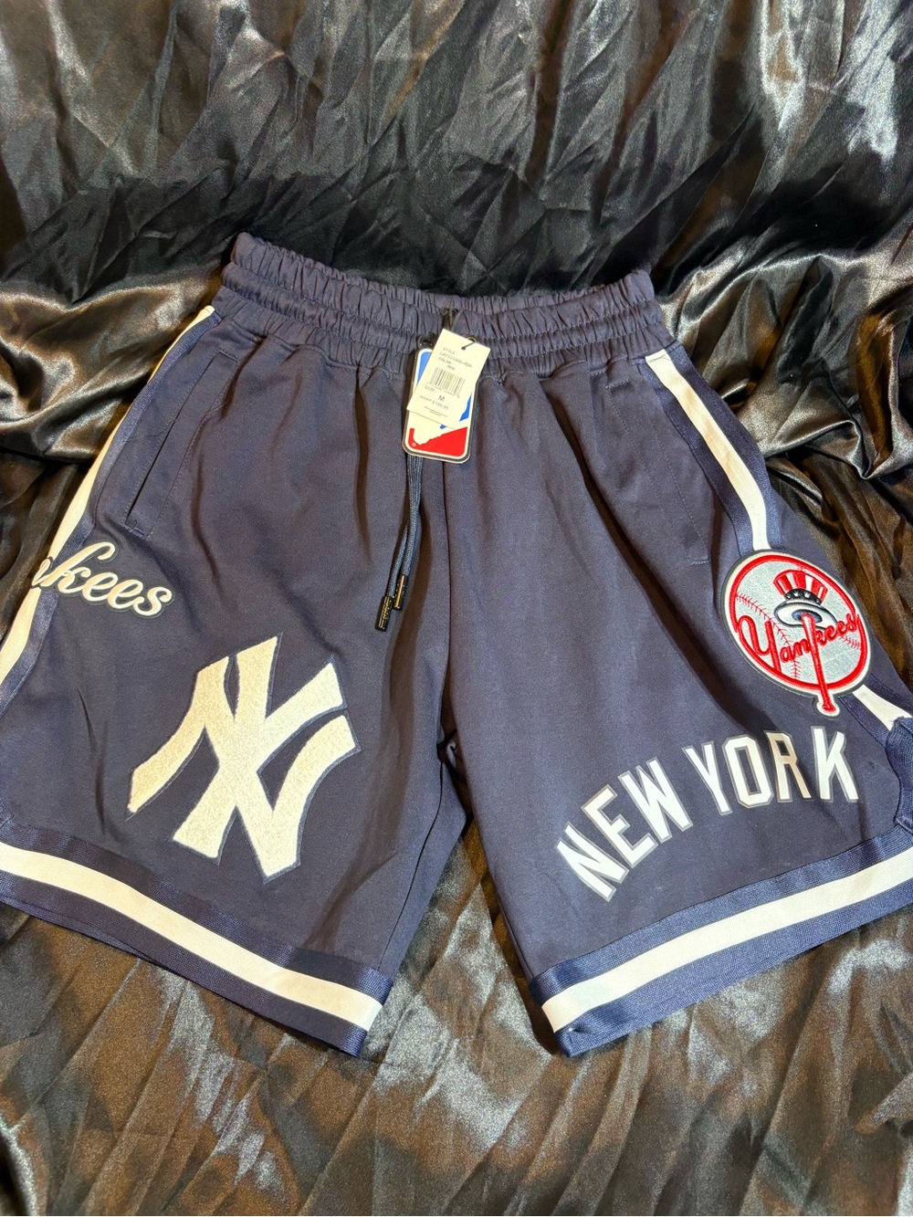 NWT New York Yankees MLB Logo Athletic Basketball Shorts Size M